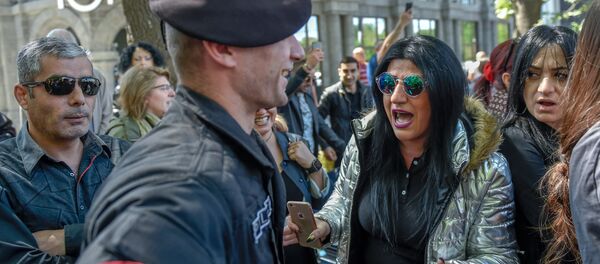 Ситуация на улице Вазгена Саргсяна (25 апреля 2018). Ереван - Sputnik Армения