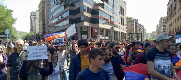 Ситуация на перекрестке Серевного проспекта и улицы Туманяна (25 апреля 2018). Ереван - Sputnik Армения