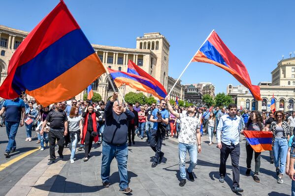 Шествие протестующих на площади Республики (25 апреля 2018). Ереван - Sputnik Армения