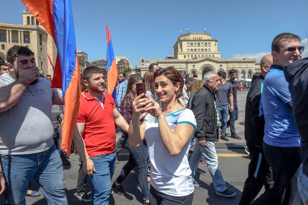 Штангистка Назик Авдалян во время шествия на площади Республики (25 апреля 2018). Ереван - Sputnik Армения