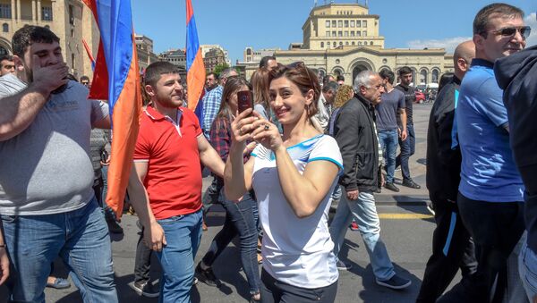 Штангистка Назик Авдалян во время шествия на площади Республики (25 апреля 2018). Ереван - Sputnik Армения