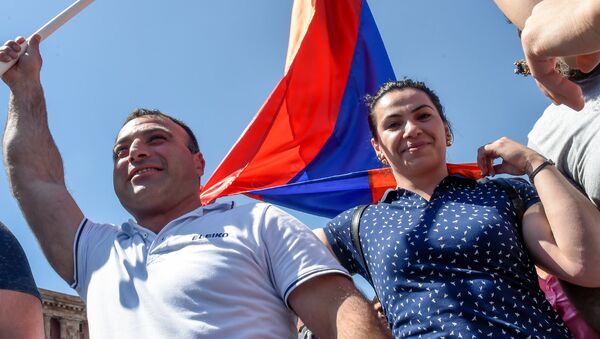 Штангистка Рипсиме Хуршудян во время шествия на площади Республики (25 апреля 2018). Ереван - Sputnik Արմենիա