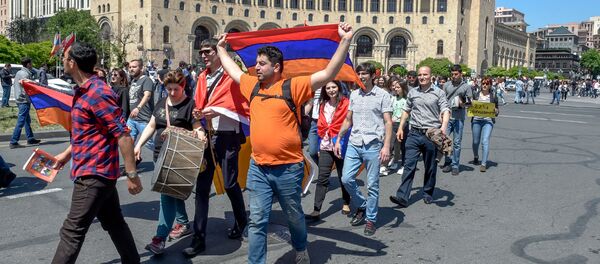 Шествие протестующих на площади Республики (25 апреля 2018). Ереван Шествие протестующих на площади Республики (25 апреля 2018). Ереван - Sputnik Արմենիա