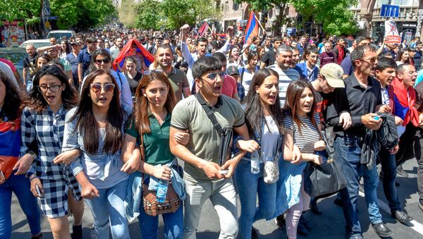 Шествие протестующих на улице Амиряна (25 апреля 2018). Еревaн - Sputnik Армения