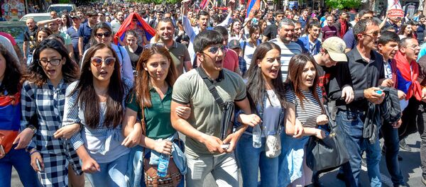 Шествие протестующих на улице Амиряна (25 апреля 2018). Еревaн - Sputnik Армения