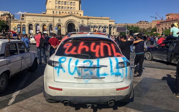 Автомобиль активита на площади Республики (25 апреля 2018). Ереван - Sputnik Армения