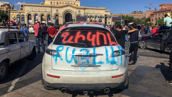 Автомобиль активита на площади Республики (25 апреля 2018). Ереван - Sputnik Армения