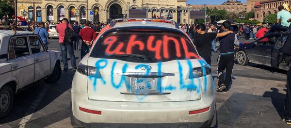 Автомобиль активита на площади Республики (25 апреля 2018). Ереван - Sputnik Армения