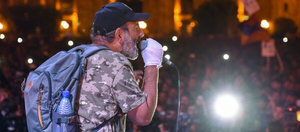 Лидер оппозиционной фракции Елк Никол Пашинян во время митинга на площади Республики (25 апреля 2018). Ереван Лидер оппозиционной фракции Елк Никол Пашинян во время митинга на площади Республики (25 апреля 2018). Ереван - Sputnik Արմենիա