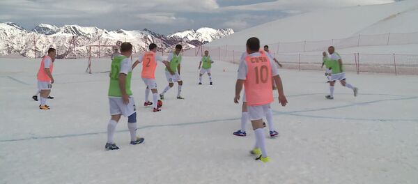 В Сочи любители футбола сыграли на высоте 2000 метров В Сочи любители футбола сыграли на высоте 2000 метров - Sputnik Армения