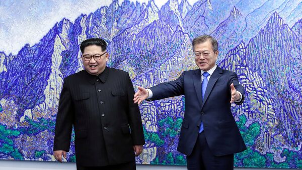 Встреча глав Северной и Южной Кореи Ким Чен Ына и Мун Чжэ Ина (27 апреля 2018). Демилитаризованная зона, Корея - Sputnik Армения