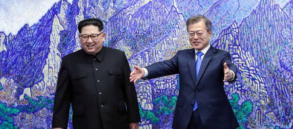 Встреча глав Северной и Южной Кореи Ким Чен Ына и Мун Чжэ Ина (27 апреля 2018). Демилитаризованная зона, Корея - Sputnik Армения