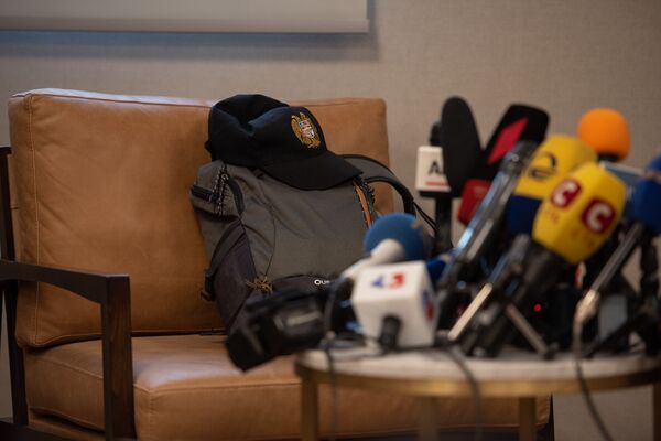 Փաշինյանի ուսապարկի ու հազի թեման շարունակվում է. Հարությունյանը պատասխանում է Աշոտյանին Փաշինյանի ուսապարկի ու հազի թեման շարունակվում է. Հարությունյանը պատասխանում է Աշոտյանին - Sputnik Արմենիա