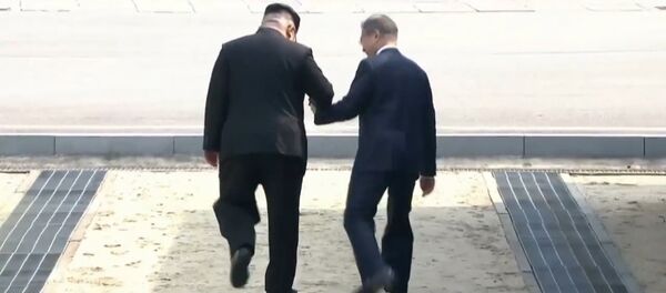 Встреча Ким Чен Ына со своим южнокорейским коллегой Встреча Ким Чен Ына со своим южнокорейским коллегой - Sputnik Армения