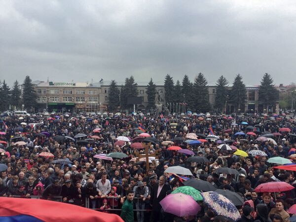 Гюмрийцы в ожидании прибытия Никола Пашиняна (27 апреля 2018). Площадь Вардананц, Гюмри Гюмрийцы в ожидании прибытия Никола Пашиняна (27 апреля 2018). Площадь Вардананц, Гюмри - Sputnik Армения