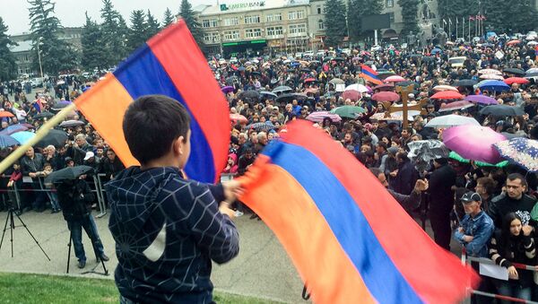 Гюмрийцы в ожидании прибытия Никола Пашиняна (27 апреля 2018). Площадь Вардананц, Гюмри - Sputnik Армения