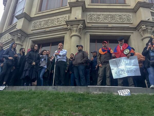 Никол Пашинян на площади Вардананц (27 апреля 2018). Гюмри Никол Пашинян на площади Вардананц (27 апреля 2018). Гюмри - Sputnik Армения