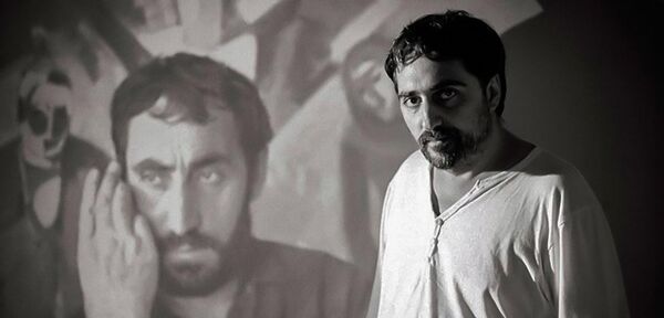 Художник Нарек Аветисян на фоне портрета Минаса - Sputnik Армения