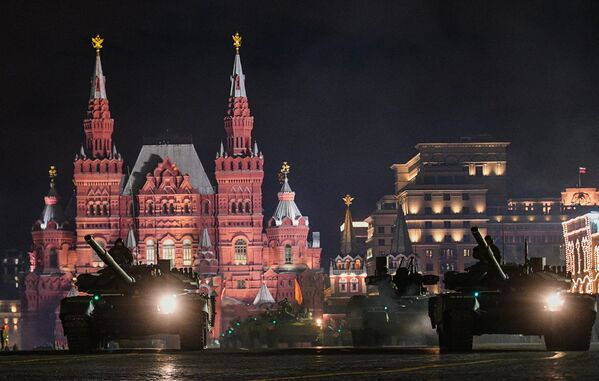 Танки Т-72Б3 на репетиции военного парада на Красной площади, посвященного 73-й годовщине Победы в Великой Отечественной войне - Sputnik Армения