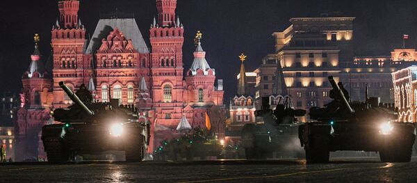 Танки Т-72Б3 на репетиции военного парада на Красной площади, посвященного 73-й годовщине Победы в Великой Отечественной войне Танки Т-72Б3 на репетиции военного парада на Красной площади, посвященного 73-й годовщине Победы в Великой Отечественной войне - Sputnik Արմենիա
