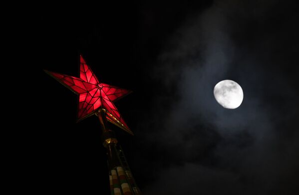 Луна на фоне звезды на одной из башен московского Кремля - Sputnik Армения