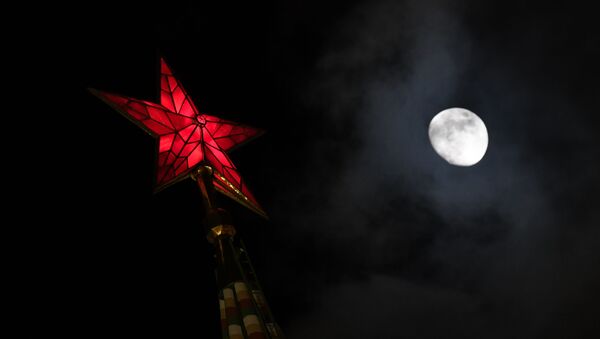 Луна на фоне звезды на одной из башен московского Кремля - Sputnik Армения