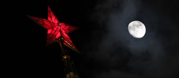 Луна на фоне звезды на одной из башен московского Кремля - Sputnik Армения