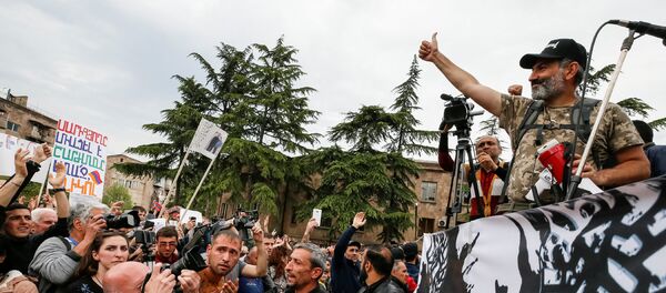 Лидер оппозиционной фракции Елк Никол Пашинян в Иджеване (28 апреля 2018). Тавуш Лидер оппозиционной фракции Елк Никол Пашинян в Иджеване (28 апреля 2018). Тавуш - Sputnik Армения