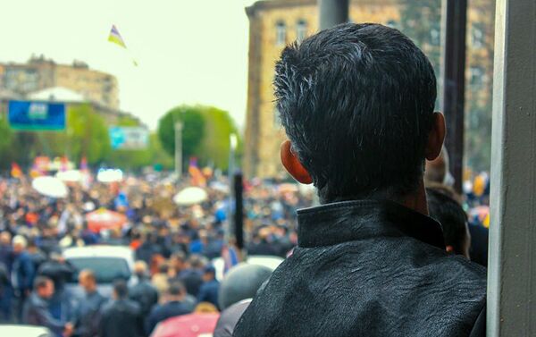 Ванадзорцы перед встречей с лидером оппозиционной фракции Елк Николом Пашиняном (28 апреля 2018). Площадь Айка, Ванадзор - Sputnik Армения