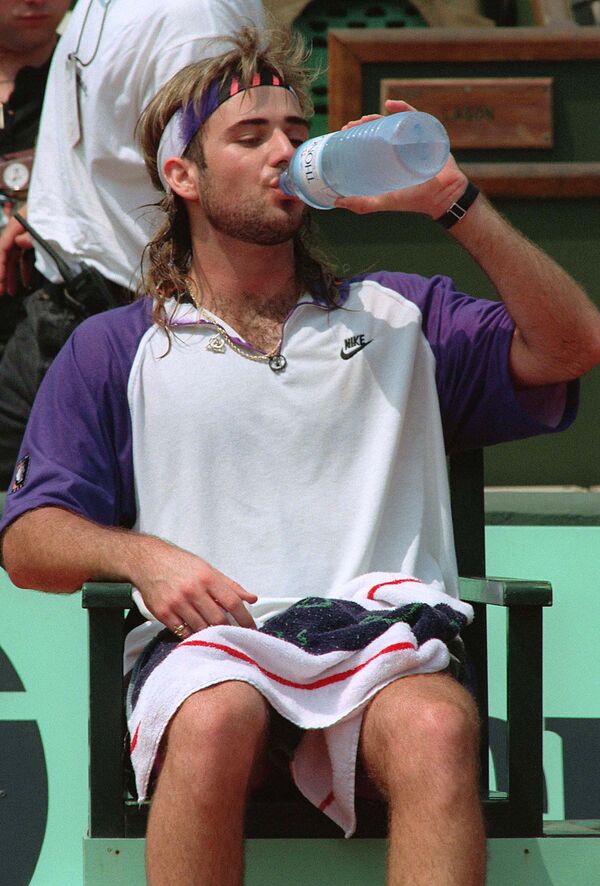 Теннисист Андре Агасси берет перерыв в матче против соотечественника Патрика Макинроя в Открытом чемпионате Франции на Ролан Гаррос (3 июня 1991). Пaриж, Фрaнция Теннисист Андре Агасси берет перерыв в матче против соотечественника Патрика Макинроя в Открытом чемпионате Франции на Ролан Гаррос (3 июня 1991). Пaриж, Фрaнция - Sputnik Армения