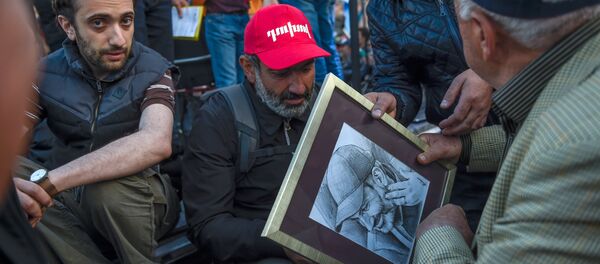 Никол Пашинян перед митингом на площади Республики (29 апреля 2018). Еревaн Никол Пашинян перед митингом на площади Республики (29 апреля 2018). Еревaн - Sputnik Արմենիա