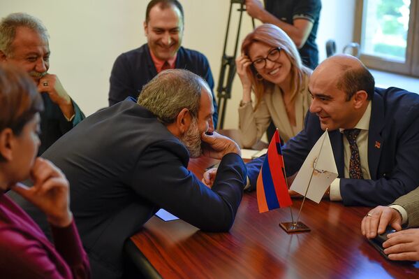 Бархатный консенсус уже не работает. Куда заведет оппозицию кейс Царукяна? Бархатный консенсус уже не работает. Куда заведет оппозицию кейс Царукяна? - Sputnik Армения