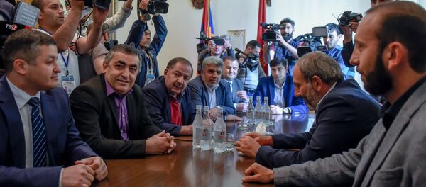 Встреча парламентских фракций Елк и Дашнакцутюн (30 апреля 2018). Еревaн - Sputnik Армения