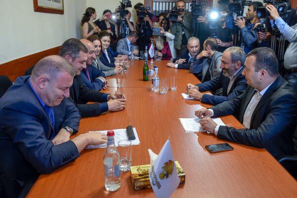 Встреча парламентских фракций Елк и Процветающая Армения (30 апреля 2018). Еревaн - Sputnik Армения