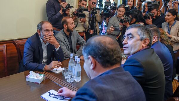 Встреча парламентских фракций Елк и Дашнакцутюн (30 апреля 2018). Еревaн - Sputnik Армения