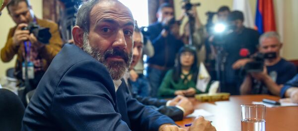 Никол Пашинян во время встречи парламентских фракций Елк и Процветающая Армения (30 апреля 2018). Еревaн Никол Пашинян во время встречи парламентских фракций Елк и Процветающая Армения (30 апреля 2018). Еревaн - Sputnik Արմենիա