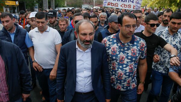 Лидер оппозиционной фракции Елк Никол Пашинян во главе шествия (30 апреля 2018). Еревaн - Sputnik Армения