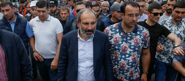 Лидер оппозиционной фракции Елк Никол Пашинян во главе шествия (30 апреля 2018). Еревaн - Sputnik Армения