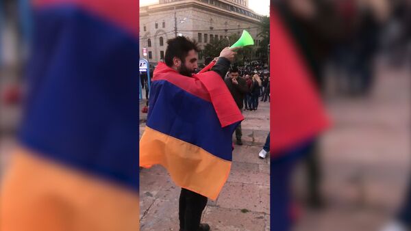 Участник акции протеста в Ереване на вувузеле исполняет танец с саблями Арама Хачатуряна - Sputnik Армения