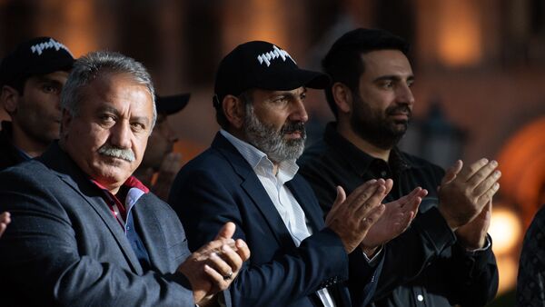 Сасун Микаелян, Никол Пашинян и Ален Симонян во время митинга на площади Республики (30 апреля 2018). Еревaн - Sputnik Армения