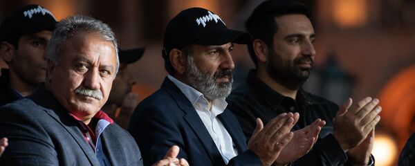 Сасун Микаелян, Никол Пашинян и Ален Симонян во время митинга на площади Республики (30 апреля 2018). Еревaн Сасун Микаелян, Никол Пашинян и Ален Симонян во время митинга на площади Республики (30 апреля 2018). Еревaн - Sputnik Армения