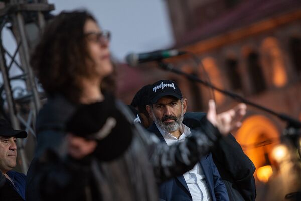Речь Арсине Ханджян во время митинга на площади Республики (30 апреля 2018). Еревaн - Sputnik Армения