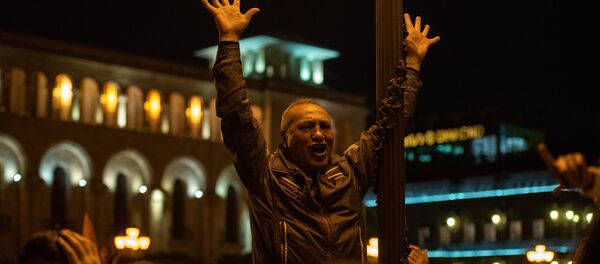 Во время митинга на площади Республики (30 апреля 2018). Еревaн - Sputnik Армения