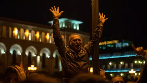 Во время митинга на площади Республики (30 апреля 2018). Еревaн - Sputnik Армения