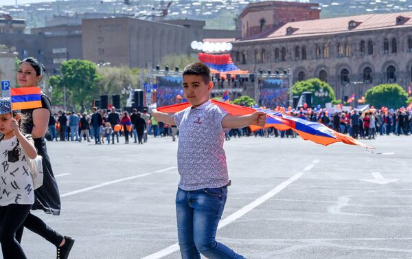 Люди на площади Республики перед выборами в НС (1 мая 2018). Еревaн - Sputnik Армения