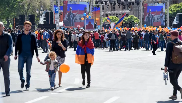 Люди на площади Республики перед выборами в НС (1 мая 2018). Еревaн - Sputnik Армения