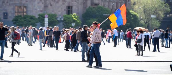 Люди на площади Республики перед выборами в НС (1 мая 2018). Еревaн Люди на площади Республики перед выборами в НС (1 мая 2018). Еревaн - Sputnik Արմենիա