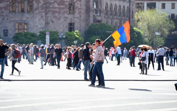 Люди на площади Республики перед выборами в НС (1 мая 2018). Еревaн - Sputnik Армения