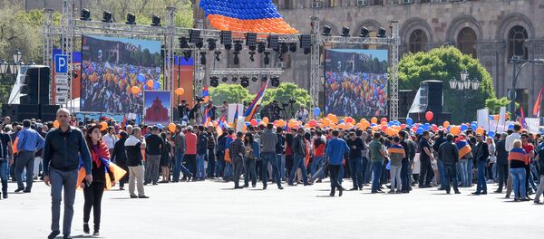 Люди на площади Республики перед выборами в НС (1 мая 2018). Еревaн Люди на площади Республики перед выборами в НС (1 мая 2018). Еревaн - Sputnik Армения