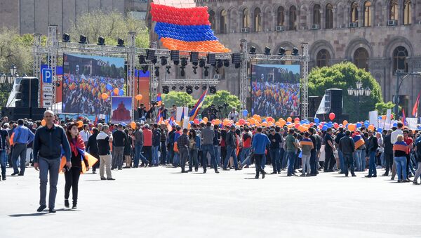 Люди на площади Республики перед выборами в НС (1 мая 2018). Еревaн - Sputnik Արմենիա